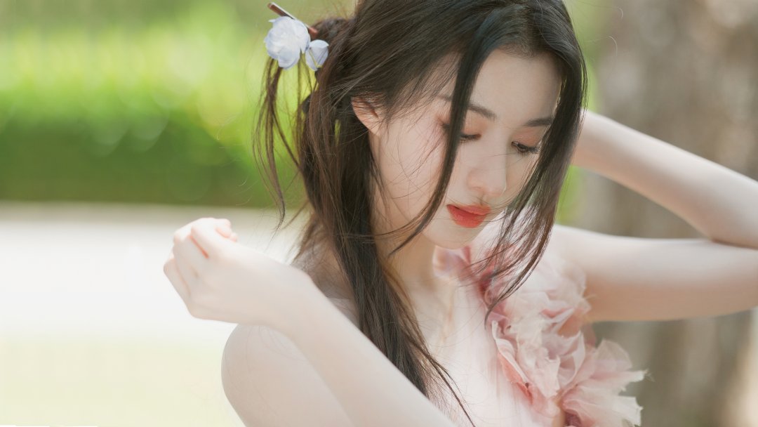户外森系粉色纱裙美女写真壁纸 温柔氛围感人像