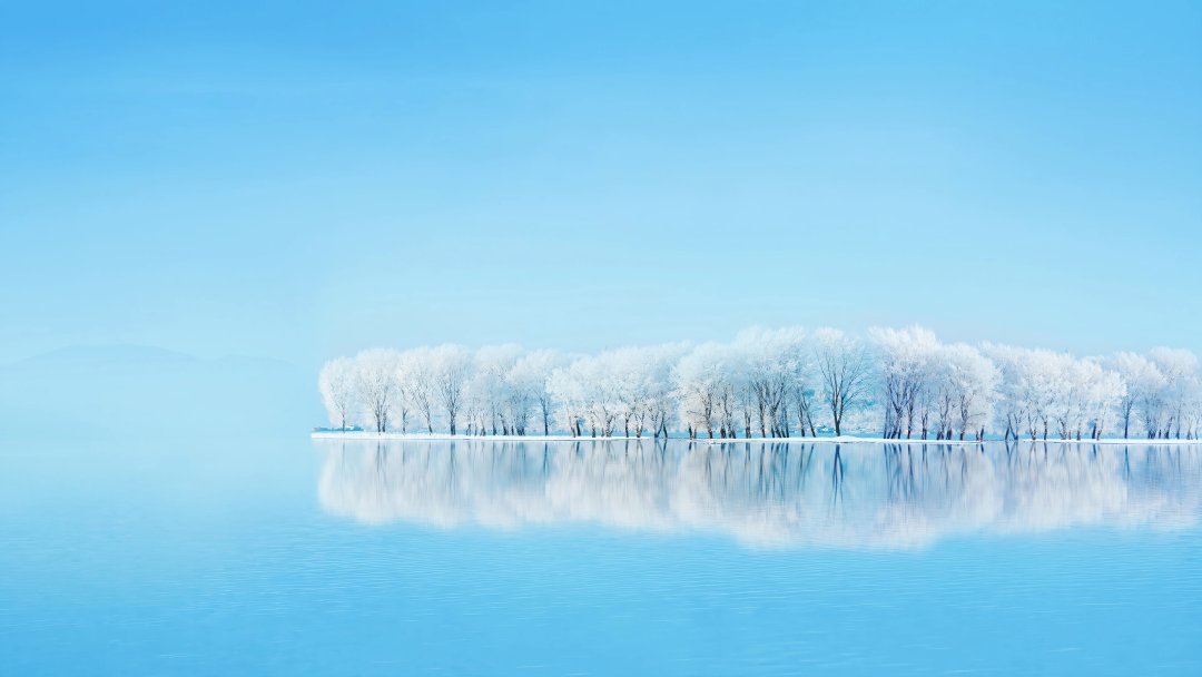 冬季雾凇湖泊4K壁纸 白雪树林水面倒影3840×2160超清风景桌面背景