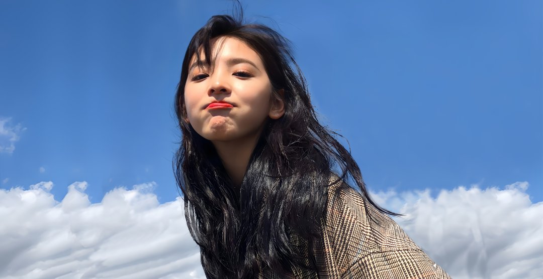 蓝天女孩人像壁纸 超宽屏5120×2636氛围感写真桌面背景