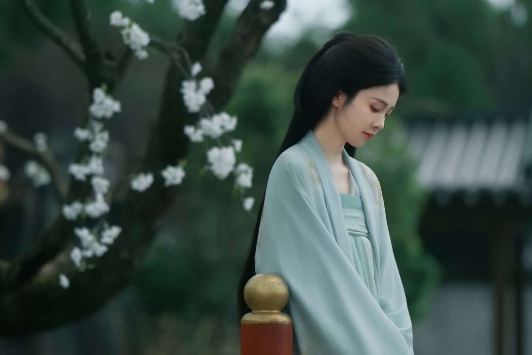 汉服梨花美女白鹿壁纸 江南园林古风电脑桌面