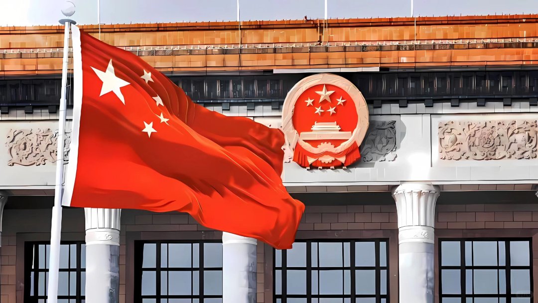 人民大会堂前国徽与五星红旗随风飘扬