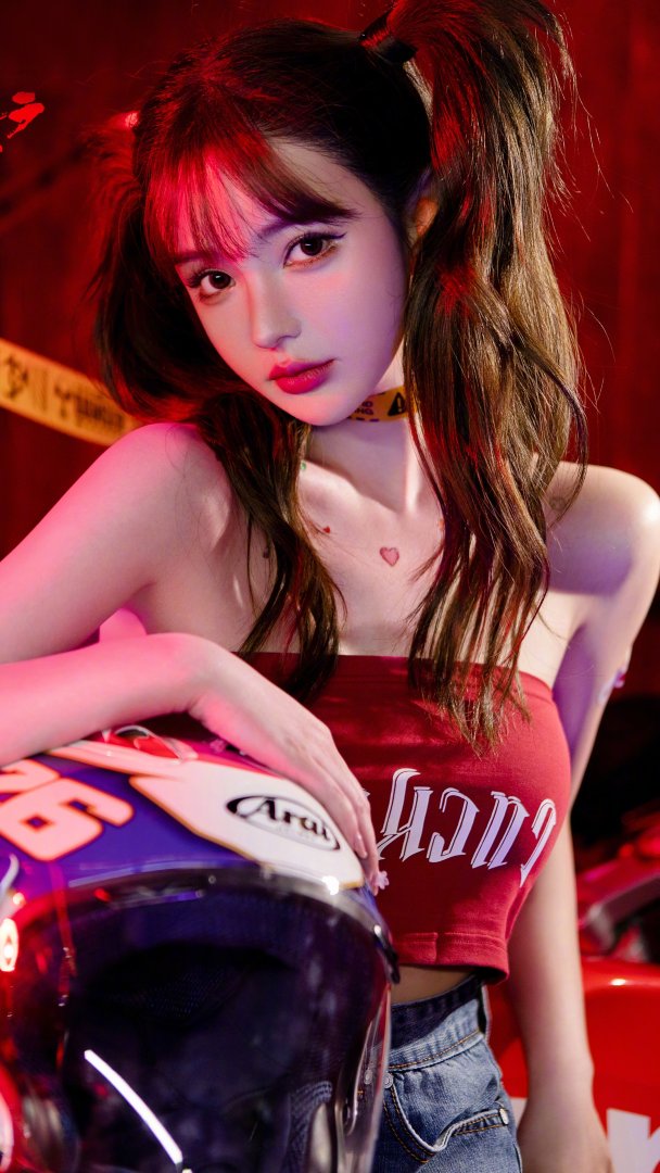 机车头盔双马尾辣妹手机壁纸 红抹胸霓虹2160×3840竖屏壁纸