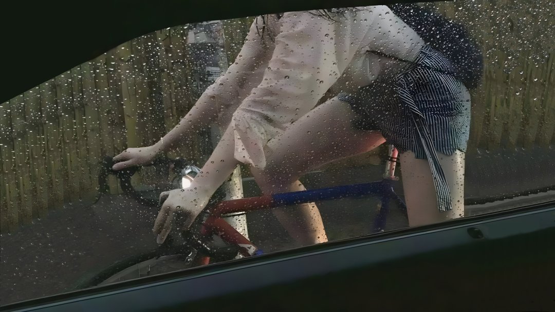 雨天车窗骑自行车美女4K壁纸 白衬衫文艺街拍