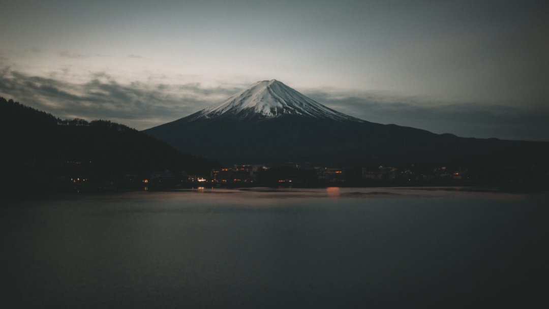 富士山傍晚湖景4K壁纸 雪山剪影静谧暗调3840×2160高清桌面背景