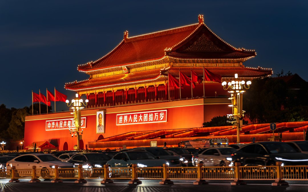 北京天安门华灯夜景5K壁纸 红墙金灯车流5893×3682高清电脑壁纸