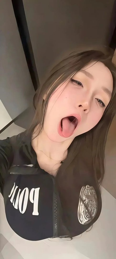 黑制服搞怪女生吐舌俏皮自拍手机壁纸864×1920竖屏高清壁纸