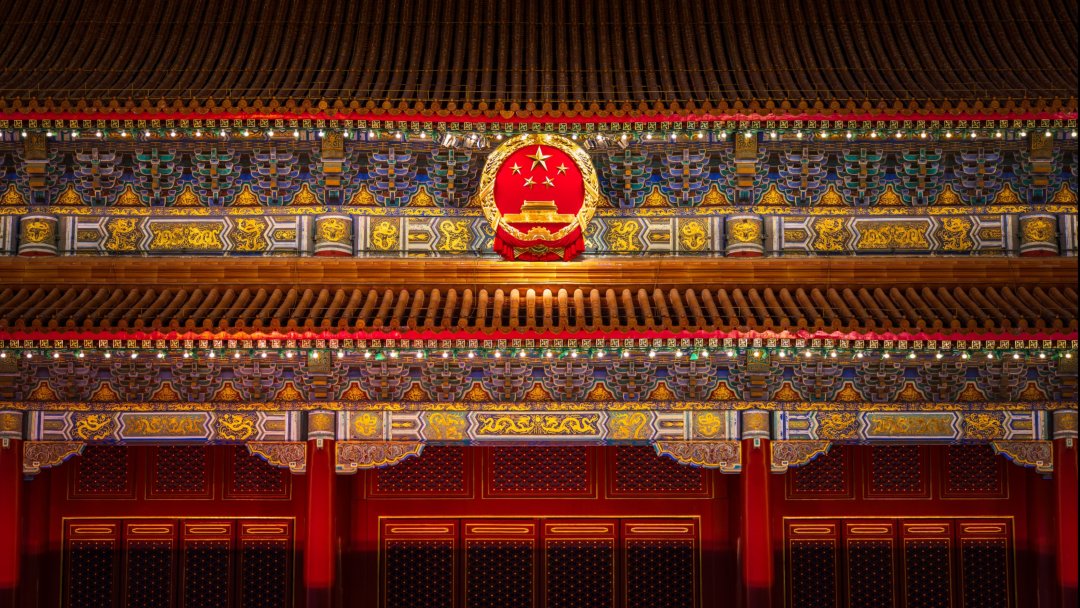 人民大会堂中式彩绘4K壁纸 国徽斗拱夜景3840×2160高清桌面背景