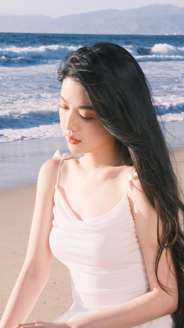 白裙黑长直海边美女手机壁纸 沙滩海浪治愈2160×3840竖屏壁纸